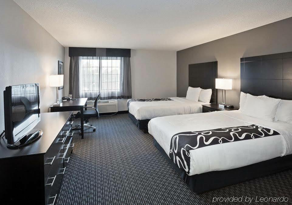 Отель La Quinta By Wyndham Cleveland Маседония Экстерьер фото
